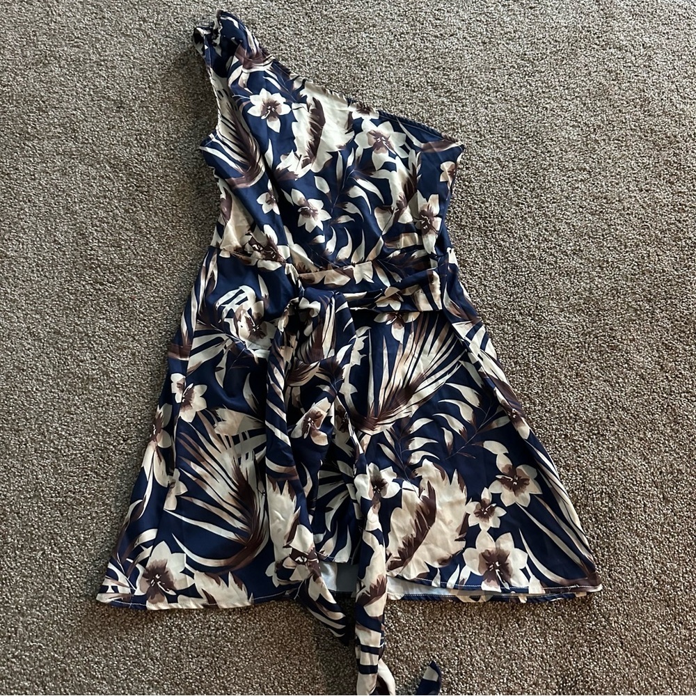 CUPSHE One-Shoulder Dress - Picture 3 of 5